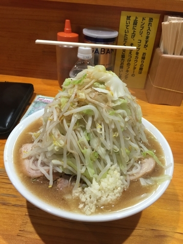 「ラーメン400g  豚二枚×2、ヤサイマシマシ、カラメ」@ラーメン角次の写真