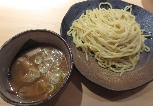 「つけ麺（中の少な目）500円※オープン記念価格」@つけ麺屋 やすべえ 西池袋店の写真