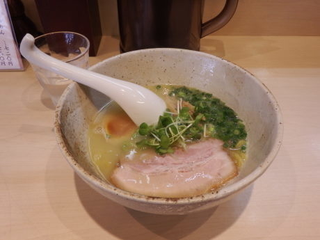 「塩らぁめん（半麺）」@麺や けせらせらの写真