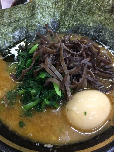 「ラーメン（アブラ多め）+味玉+キクラゲ+賄いめし」@王道家の写真