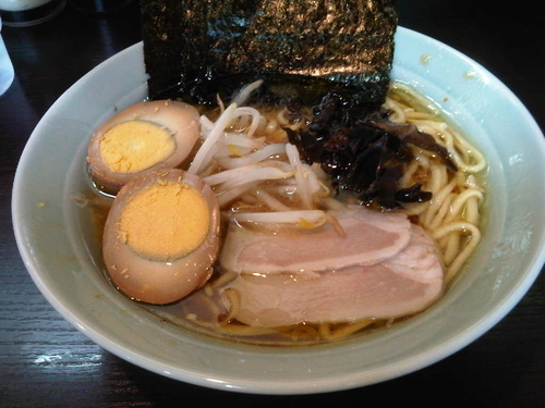 「ラーメン(麺硬め&味濃いめ&油多め) + 煮玉子」@横浜ラーメン 増田家 西船橋店の写真