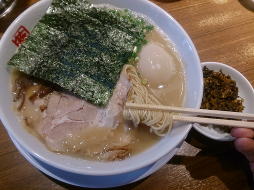 「ラーメン＋高菜＆味玉、かため→替玉ばりかた」@九州ラーメン つばめ軒の写真