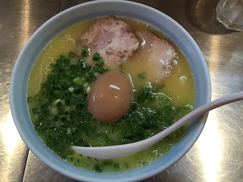 「玉子入りらーめん(750円)」@らーめん まる玉 横浜青葉台店の写真
