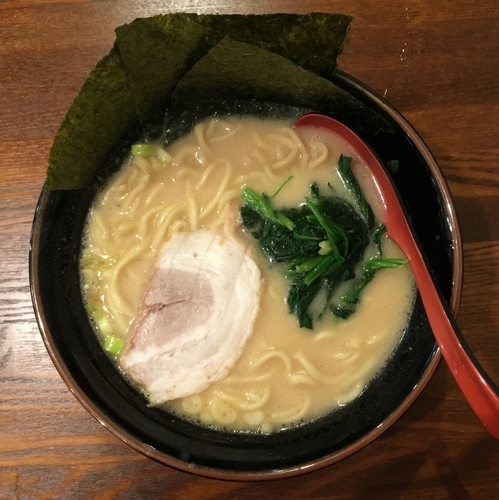 「豚骨醤油ラーメン680円＋餃子100円」@横浜家系ラーメン 順吉家の写真
