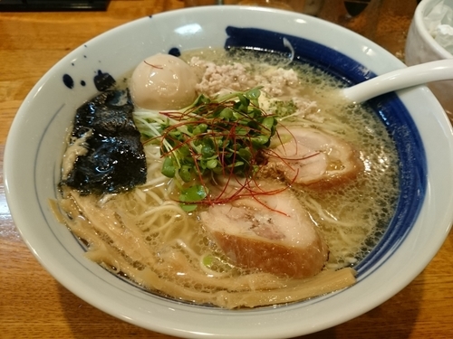 「鶏そば750円＋特製おつまみ＆冷酒 他」@麺屋 鶏口の写真