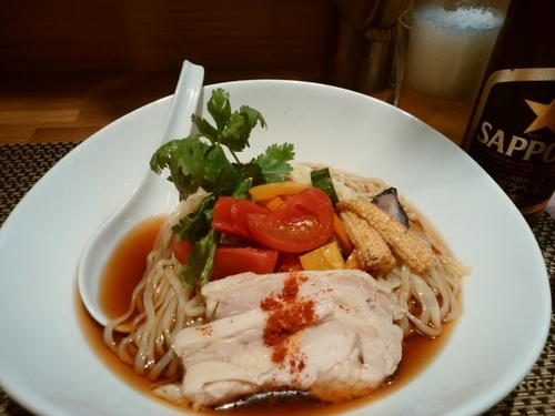 「大山鶏と夏野菜のアジアン冷やし麺＋ビール」@生粋 花のれんの写真