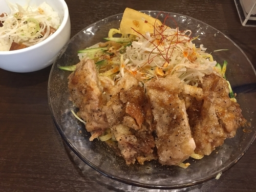「冷し担々麺～油淋鶏～」@背脂煮干 丸め 新所沢店の写真