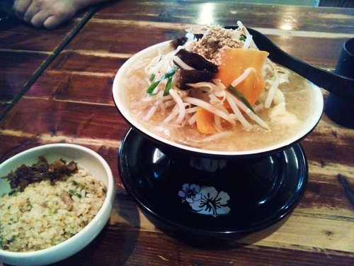 「数量限定タンメン+ランチ限定サービス焼き飯」@Y's Dining Barの写真