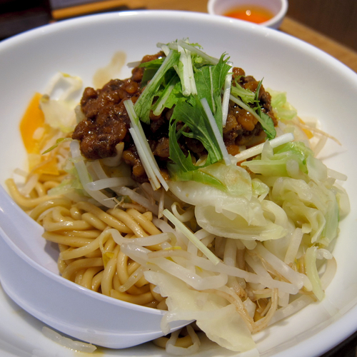 「まぜ辛めん 500円」@リンガーハット TOKYO PREMIUM 新橋店の写真