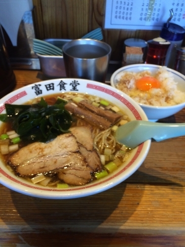 「中華そば 700円 玉子かけご飯200円」@松戸中華そば 富田食堂の写真