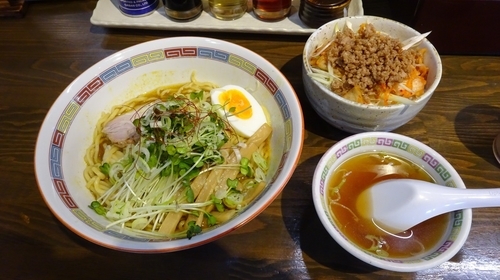 「カレー油そば（680円）＋中盛り（50円）＋そぼろキムチ丼」@宝華らぁめん 国分寺店の写真