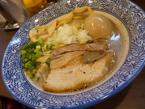 「煮干濃厚らーめん」@濃厚にぼしや 学の写真