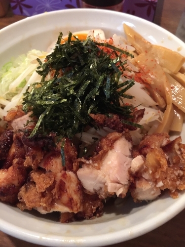 「油そば(1日10食限定)+プチ唐」@旨辛ラーメン 表裏の写真