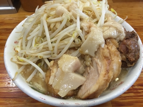 「小豚（野菜マシ、ニンニク、アブラ、カラメ）：950円」@ラーメン神豚 横須賀中央店の写真