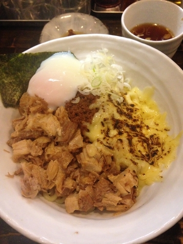 「油そば肉のせ  チーズ  温泉玉子」@油そば 油虎の写真