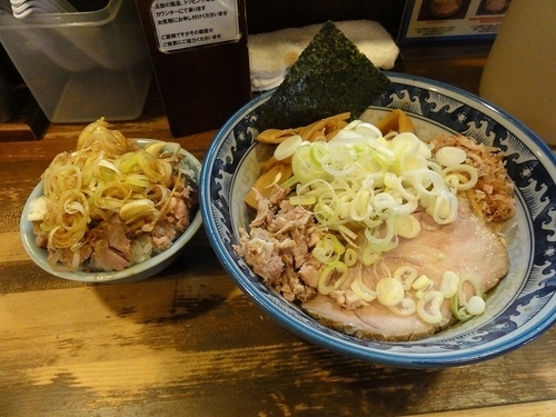 「油そば780円　刻みチャーシュー丼ミニ250円」@兎に角 松戸店の写真