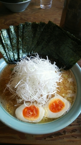 「ネギラーメン中盛り(脂多め)味たま 海苔」@横浜らーめん 上州田村家の写真