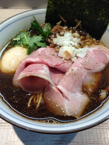 「【限定】イカ煮干しブラック」@中華そば 四つ葉の写真