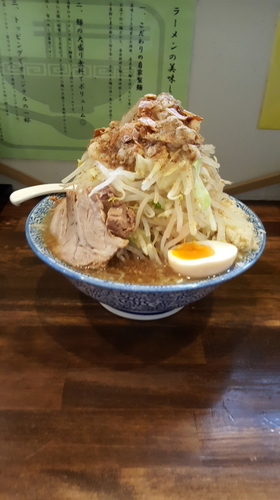 「ラーメン特盛り350g(700円)　硬め、カラメ以外マシマシ」@ラーメンJAPAN 川口本店の写真