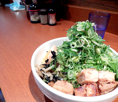 「塩まぜそば(小）＋九条ネギ」@麺屋こころ 六角橋店の写真