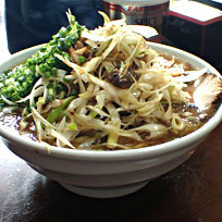 「とんこつスープ　ネギチャーシュー1000円＋大盛」@鎌倉家の写真