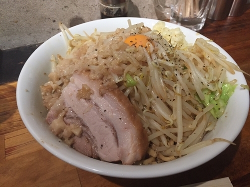 「醤油まぜそば大盛＋野菜アブラにんにくチーズ」@麺処 MAZERUの写真