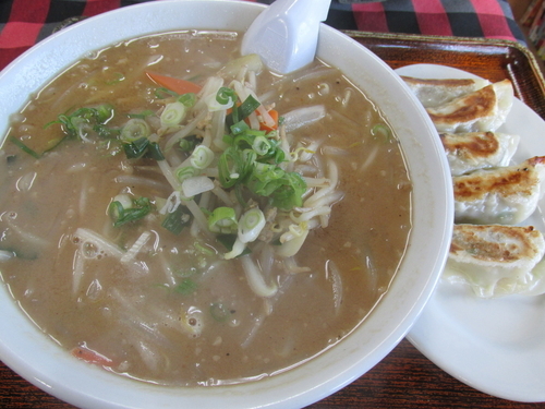 「みそらーめん+餃子 「620円+310円」」@らあめんハウス みちのくの写真