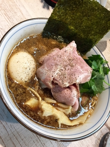 「【気まぐれ限】四つ葉ブラック〜背脂バージョン〜￥850」@中華そば 四つ葉の写真