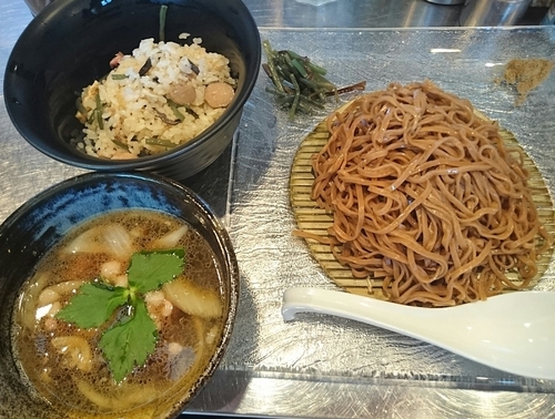 「鴨つけそば ＋鴨出汁炊き込みご飯」@日の丸さんじの写真