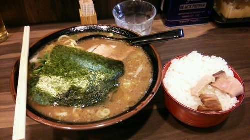 「らーめん（固め）+ライス」@神田ラーメン わいず 神田本店の写真