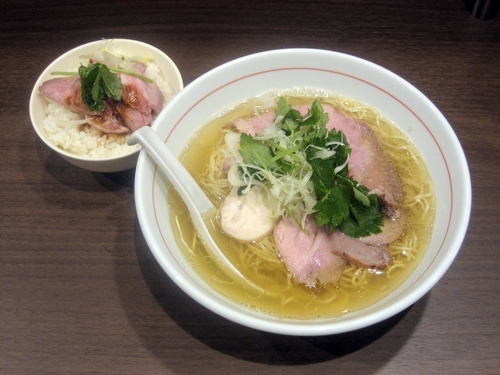 「ラーメン白（塩味）750円＋チャーシュー丼300円」@八咫烏の写真