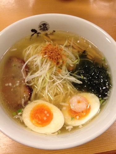 「塩玉らーめん」@塩専門 ひるがお 東京駅店の写真