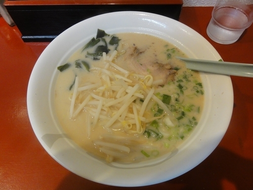 「豚骨ラーメン（白麺）」@マルハチの写真