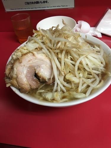 「小豚ヤサイニンニクカラメ生卵」@ラーメン二郎 千住大橋駅前店の写真