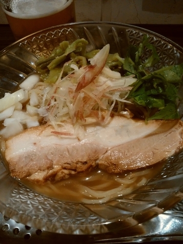 「コク煮干し冷やし醤油そば＋ビール」@志奈そば 田なかの写真