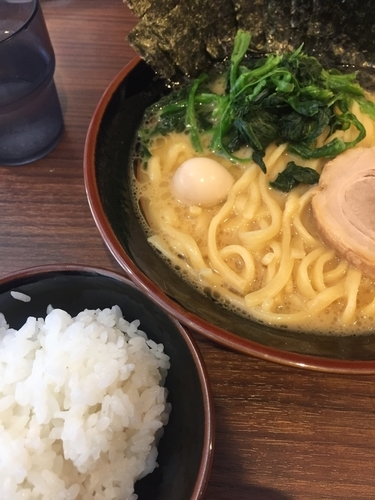 「ラーメン、サービスライス」@横浜家系ラーメン 稲田家の写真