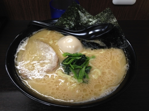「とんこつラーメン中盛+味玉  900円」@麺家かずの写真