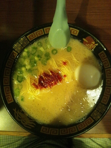 「天然とんこつラーメン（半熟塩ゆでたまご）」@一蘭 名古屋栄店の写真