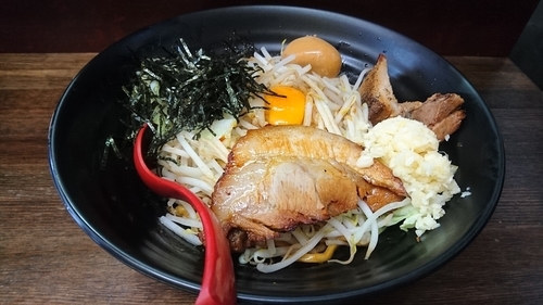 「唐丸そば赤(ニンニク・中辛)＋味玉(クーポン)」@麺屋 蔦重の写真