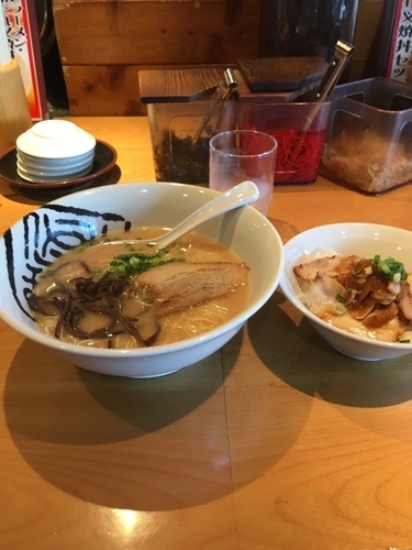 「博多ラーメン にんにくだれ焼豚丼セット 780円」@然屋 草加店の写真