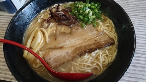 「豚(とん)しょうゆラーメン」@俺のらーめんの写真