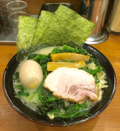 「ほうれん草ラーメン+味玉」@横浜家系ラーメン まくり家 川崎店の写真