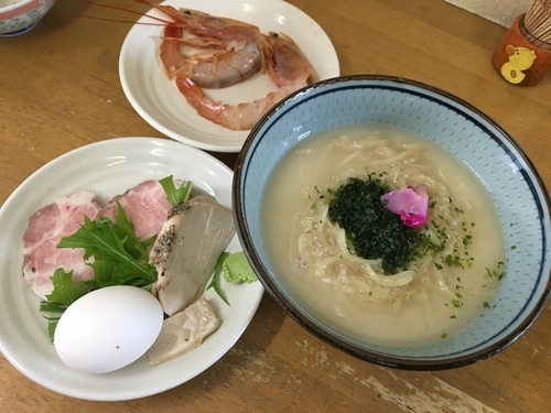 「葉月の一杯 吸いトロロ冷し蕎麦C＋赤海老2尾＋α」@MENYA 食い味の道有楽の写真