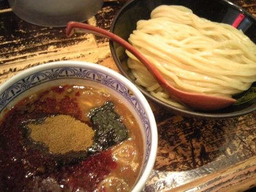 「【夏季限定】灼熱 （辛さ；極限、中；300g）￥830」@つけ麺専門店 三田製麺所 池袋西口店の写真