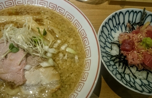 「醬油ラーメン（マッタリ）　ちらしセット」@超多加水自家製手揉み麺 きたかた食堂の写真