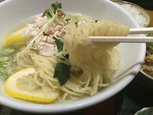 「冷製塩そば」@らぅ麺 ガラ喰楽学校 大宮店の写真