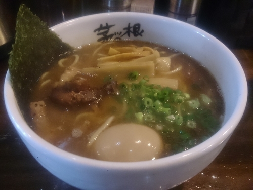 「らーめん＋味玉」@麺屋 茅根の写真