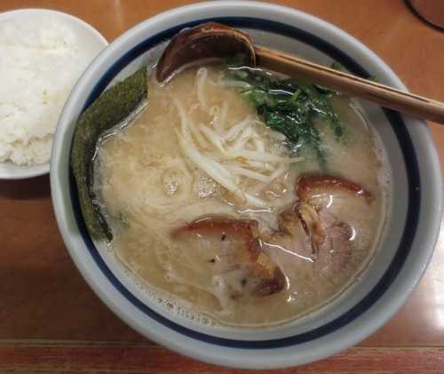 「皮付き背脂入りらーめん＋サービスライス　720円」@麺友 一誠の写真