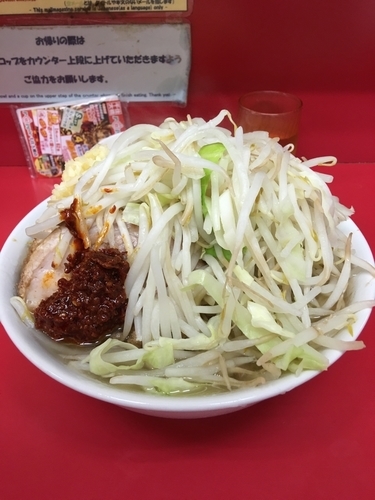 「小豚ヤサイニンニク豆板醤生卵」@ラーメン二郎 千住大橋駅前店の写真