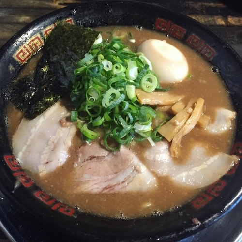 「とんこつラーメン半熟味玉つき(固め・普通・ネギ多め)+替玉(細麺」@無鉄砲 東京中野店の写真